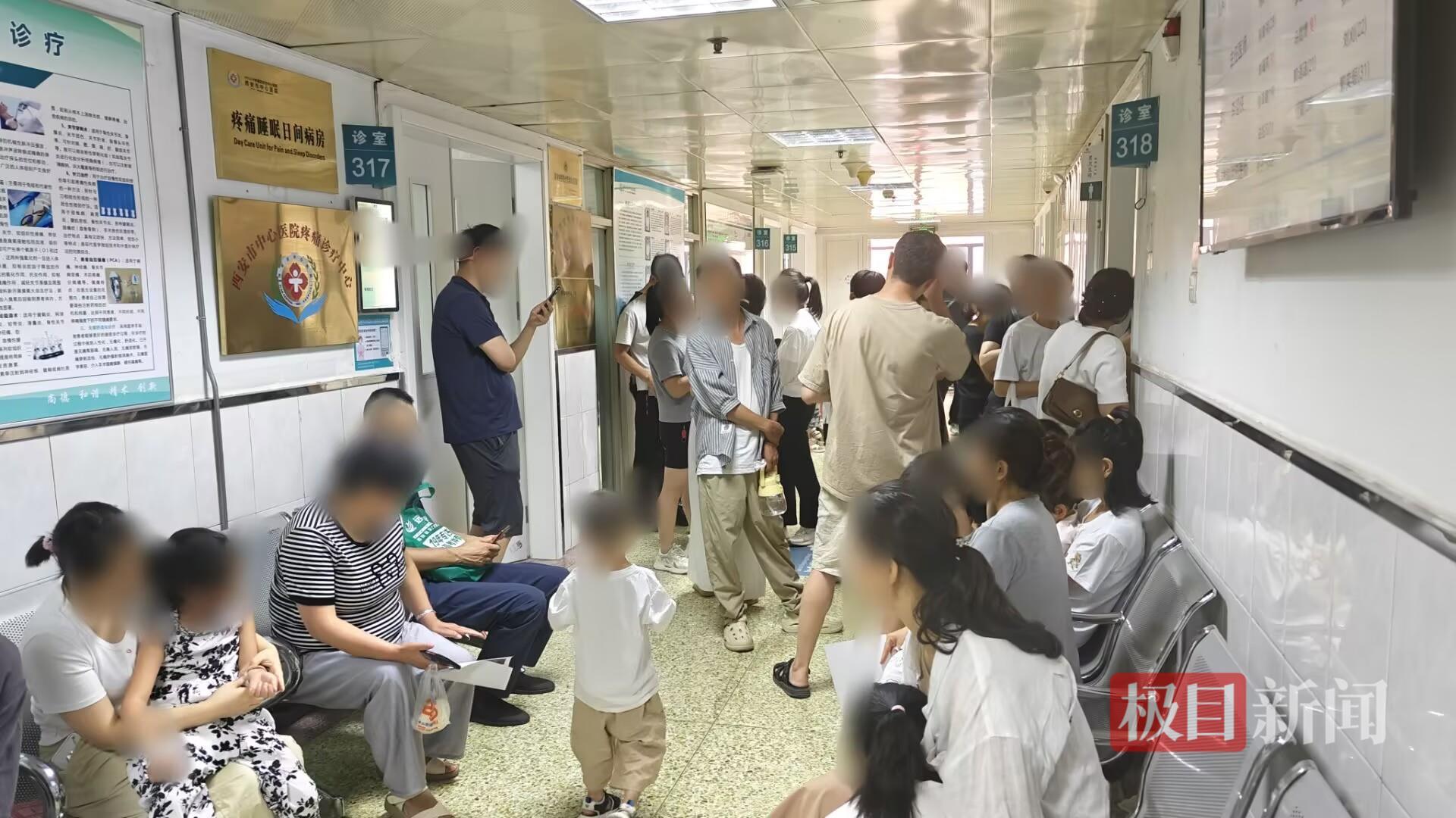 天水血铅异常幼儿检查结果全部发放，患儿正接受输液治疗，有家长担心后遗症，医院已从外科楼腾出多个病房