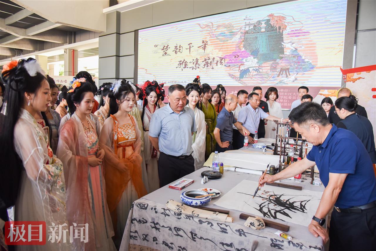 5月21日，荆州本地书画名家现场创作，与高校师生互动交流 （极目新闻记者 黄志刚 摄）.JPG