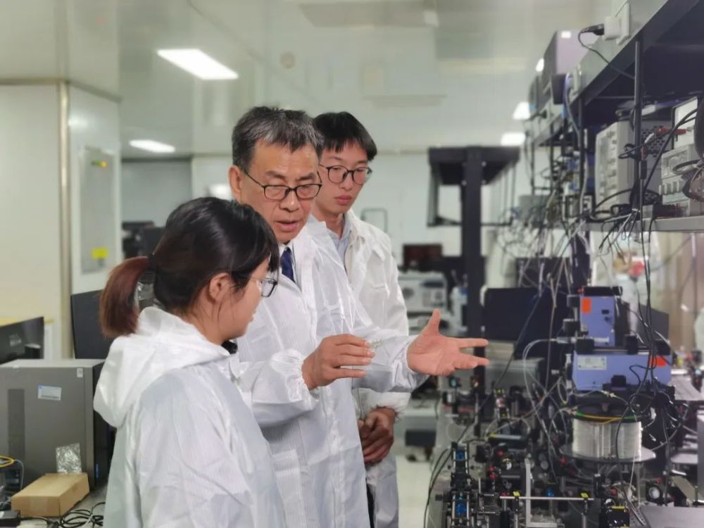 刘胜和学生们在实验室。