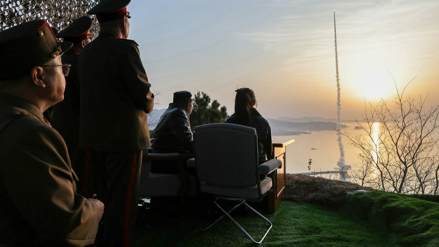 朝鲜试射地对地战术弹道导弹，金正恩观摩