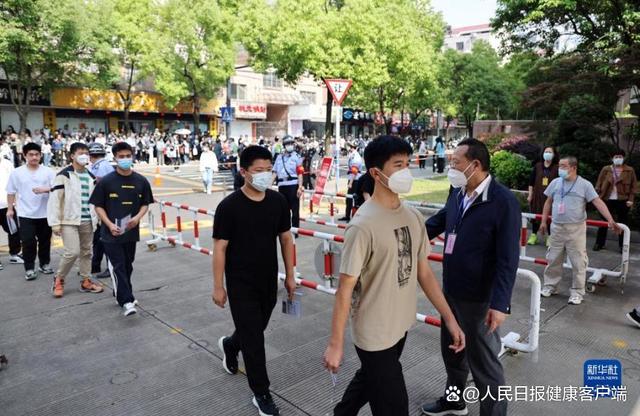 6月6日，考生走进江苏省南通中学考点，熟悉考场。新华社发 徐培钦摄