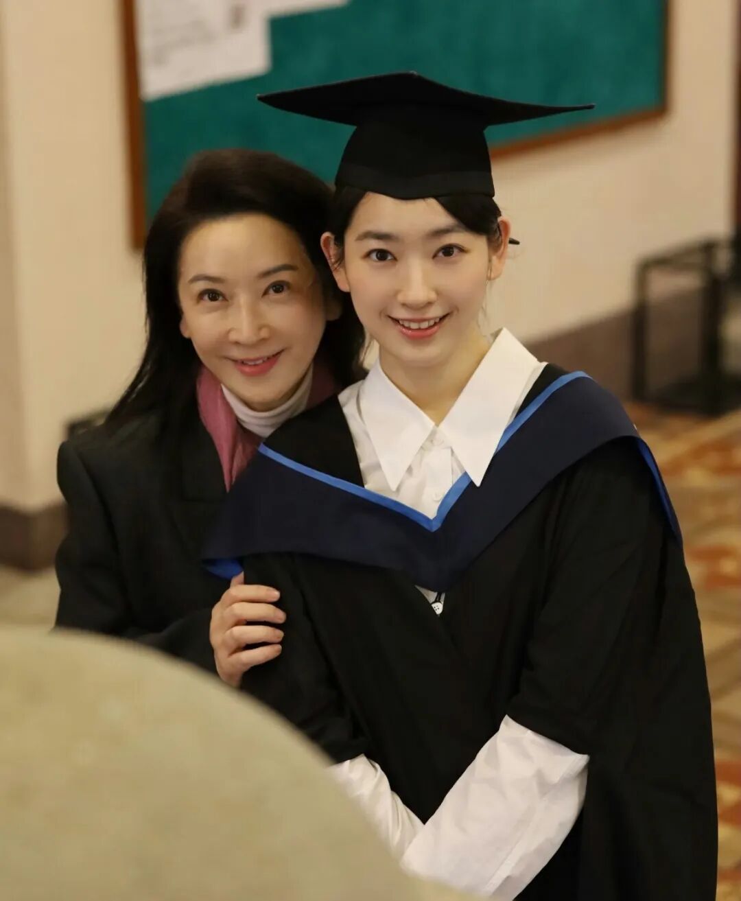 《新闻女王》“方太”扮演者龚慈恩女儿硕士毕业，被称为“香港最美星二代”，曾在《水饺皇后》中饰演马丽大女儿