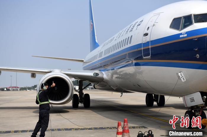 机务人员手势示意拖车飞机可以推出桥位。　蒋雪林 摄