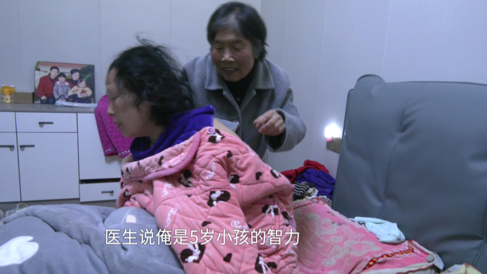 感动全网的“最美婆婆”来了！儿媳脑炎住进ICU，智力停留在5岁，婆婆贴身照顾17年_https://www.ycjhw.cn_生活_第2张