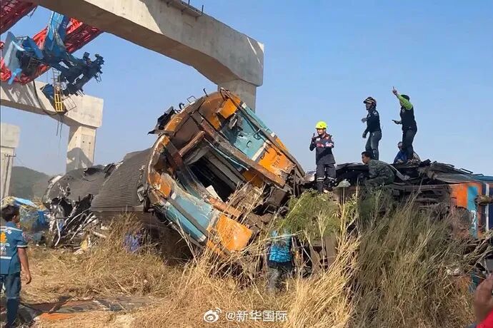 泰国在建铁路事故致22死55伤，起重机坠落砸中列车，车厢起火脱轨