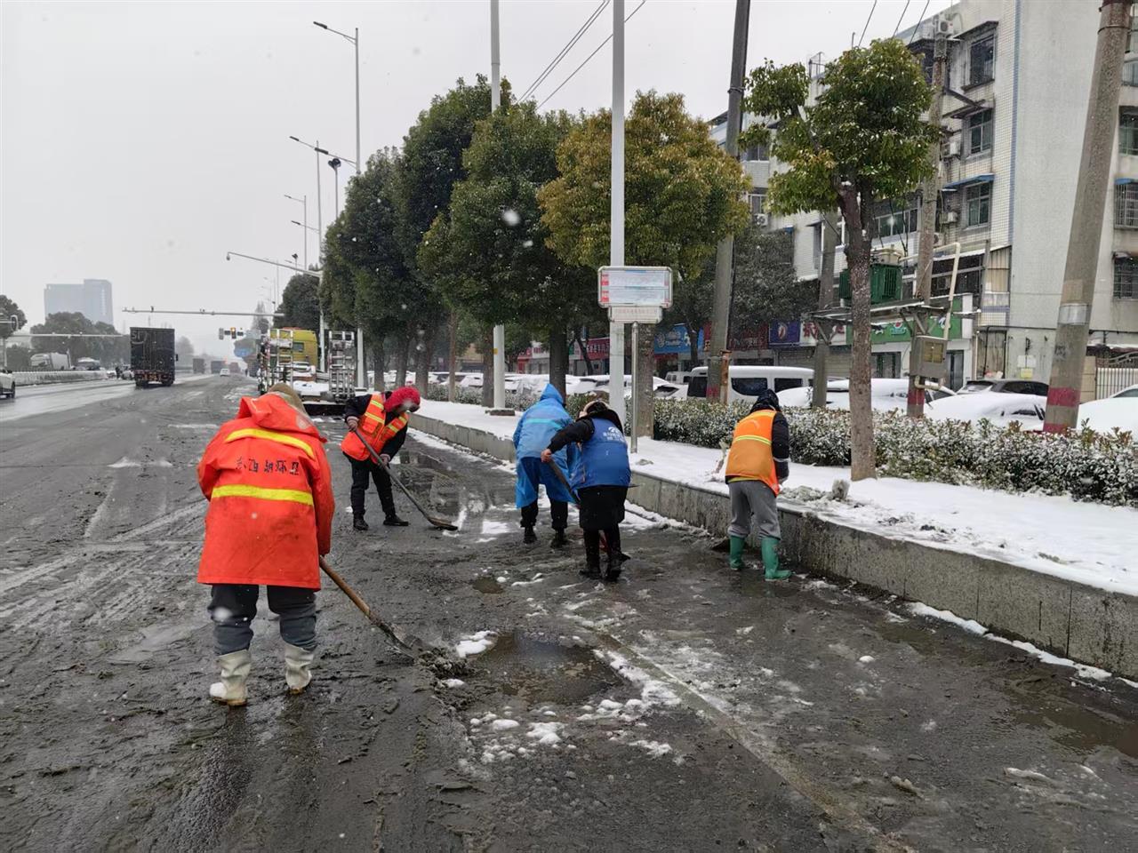 清理公交车站积雪.jpg