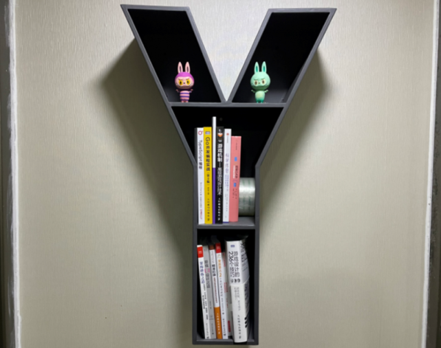 办公区内的书架做成了公司名字的缩写字母