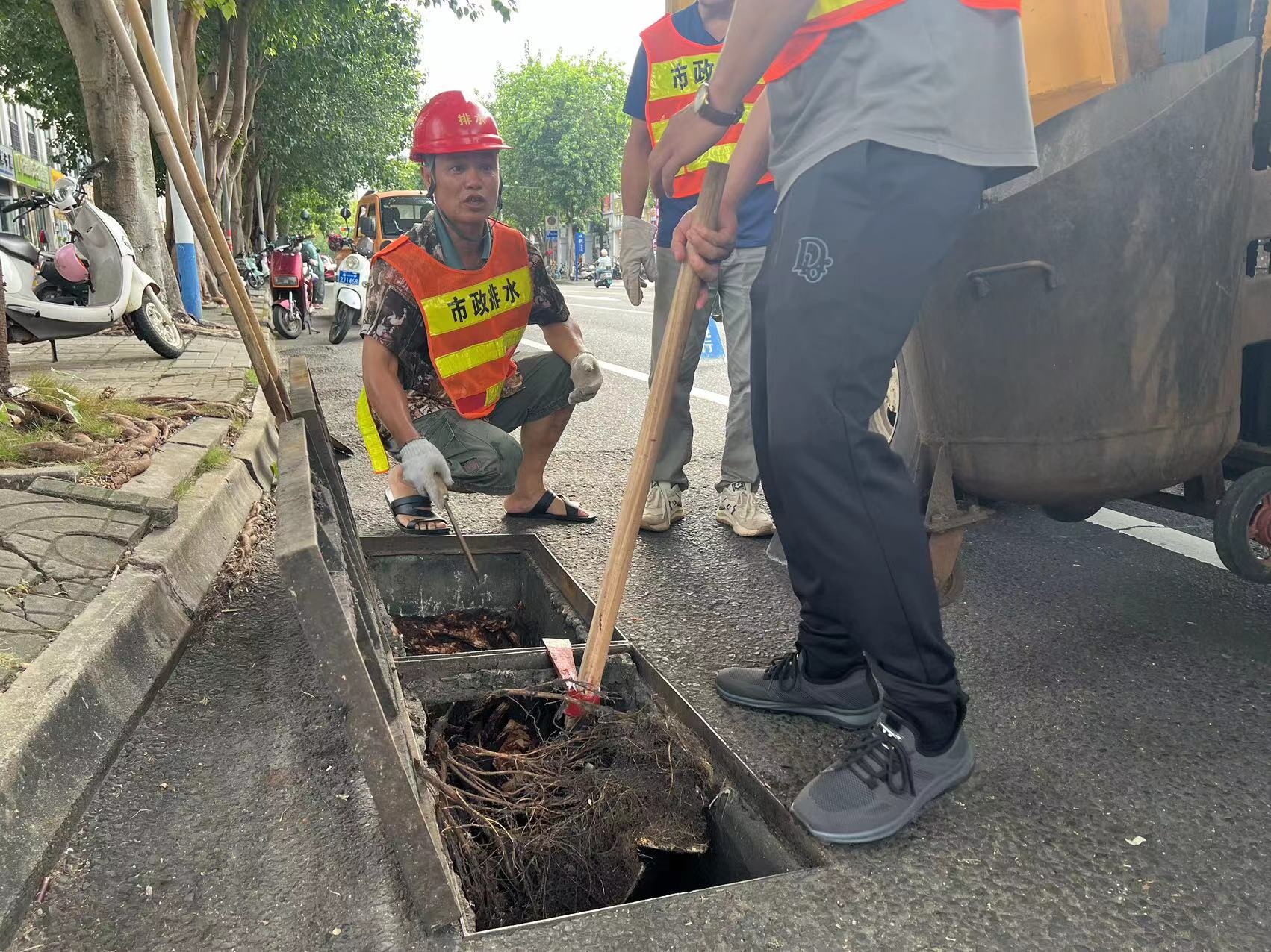 渔船回港，列车停运，市民抢购……“摩羯”或将达到超强台风级