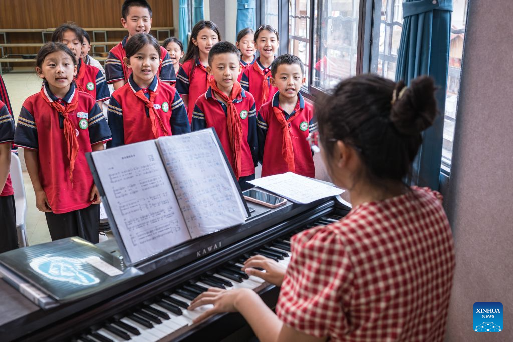 Rural teacher cultivates musical dreams of children in mountainous township
