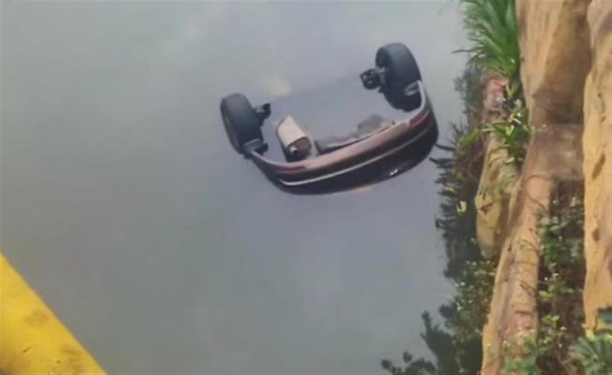 被扔进河里的车辆（视频截图）