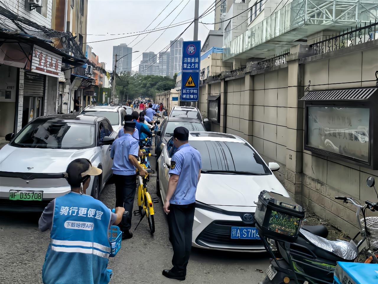 “单车猎手”小队带领执法人员、单车企业运维人员深入背街小巷，将“迷失”单车一一寻回 (4).jpg