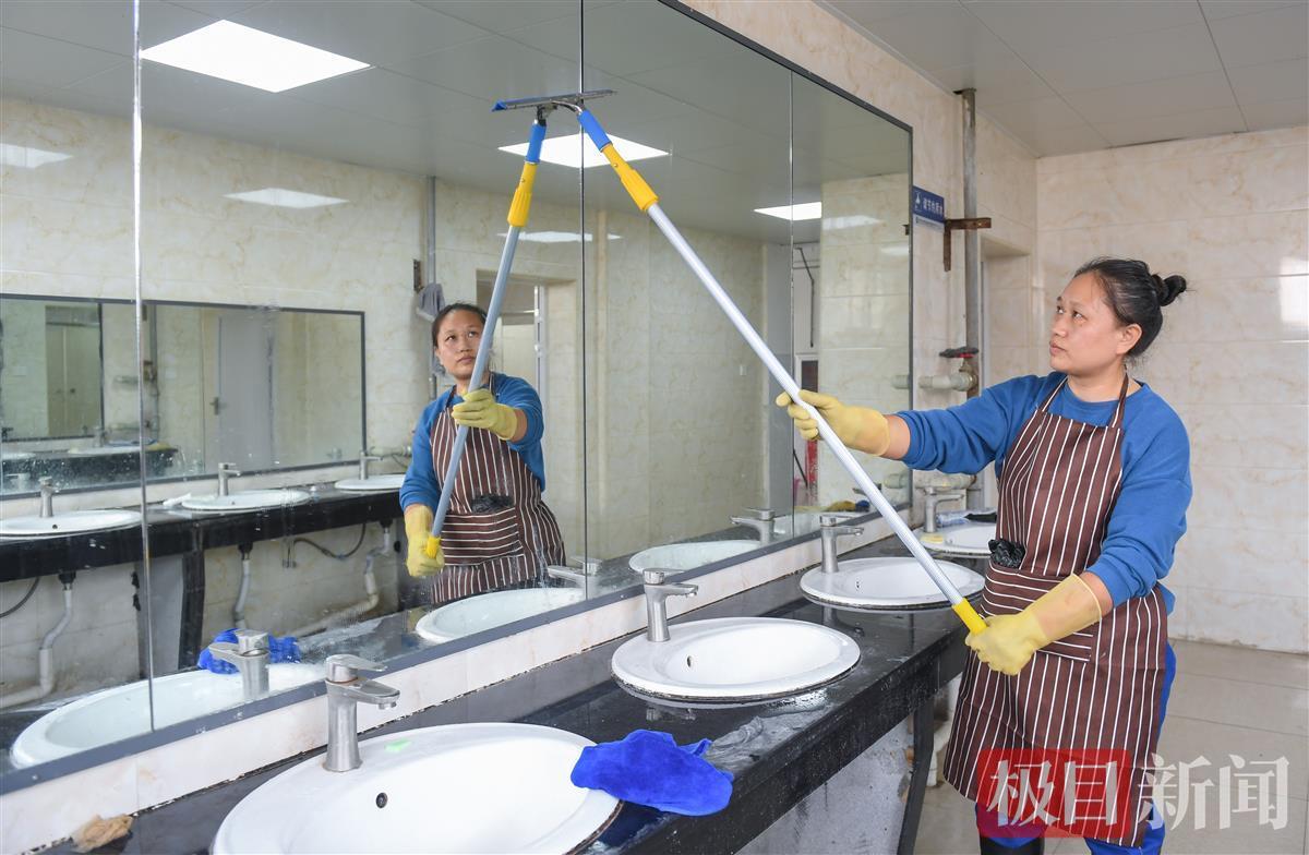 彭钦梅在做保洁工作