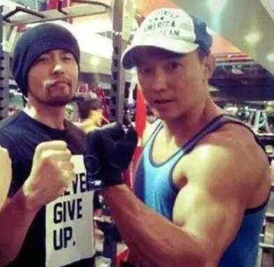 刘畊宏和好友周杰伦一起健身。