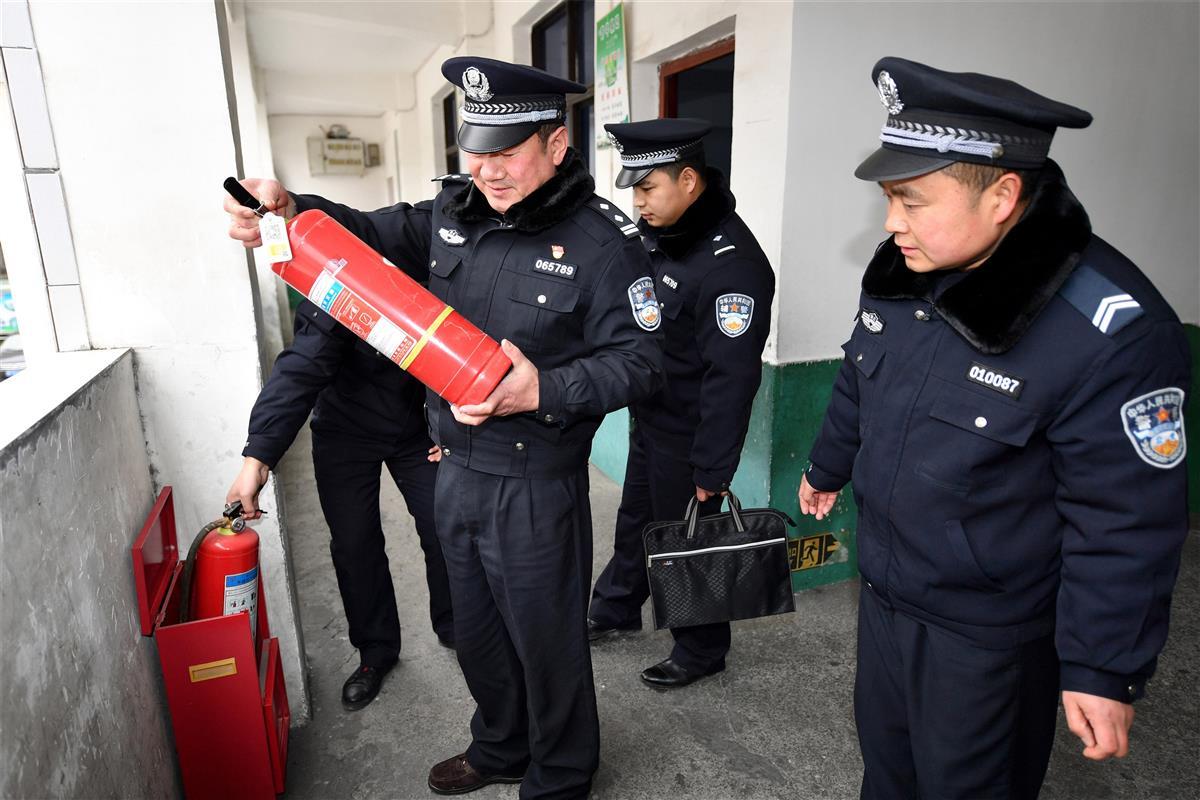 图3：赵东带队深入学校检查安防设施。欧阳智慧 摄.jpg