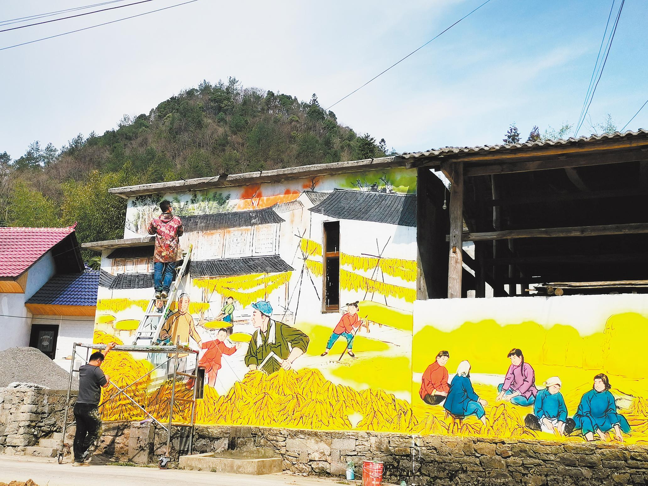 容美镇杨柳坪村四组施工人员正在进行墙体彩绘。（通讯员 黄蓉 摄）