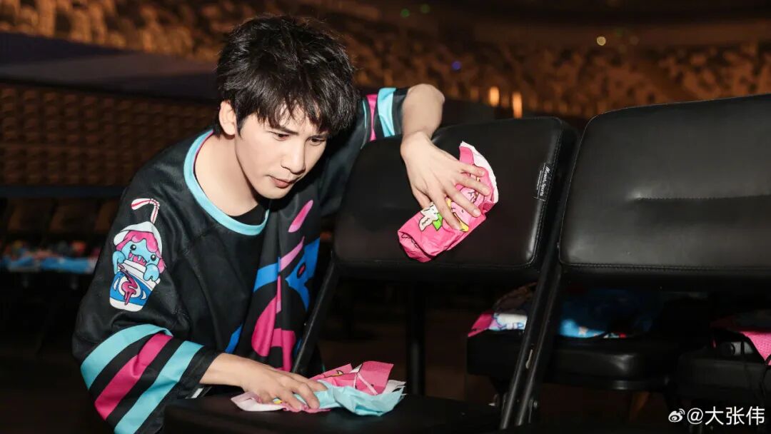 男星大张伟自曝在欧洲遭砸车：能够着的全偷走了，以为节目组故意整蛊；当地警察称“你应该带着行李逛街”，调监控要花约4.1万元