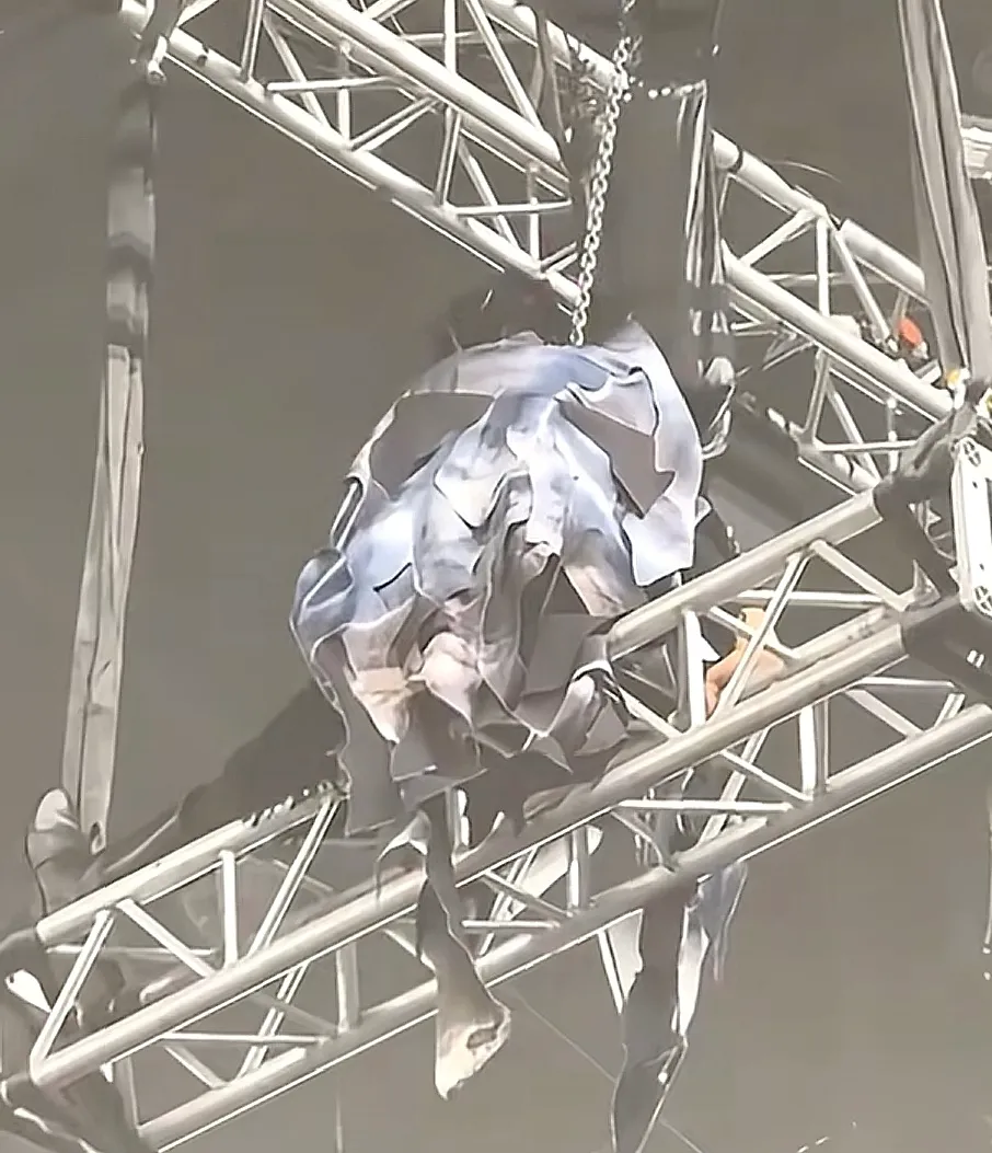 杨千嬅香港演唱会突发意外，一名舞者因威亚故障被吊空中数小时；舞者本人最新发文，称已经检查过身体，没有受伤