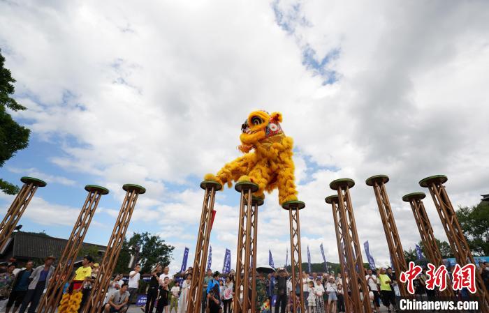 图为游客观赏“南海醒狮”表演。　杨武魁 摄