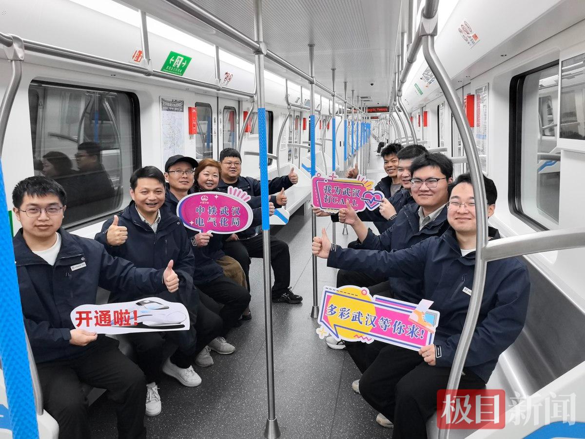 乘坐地铁列车.jpg