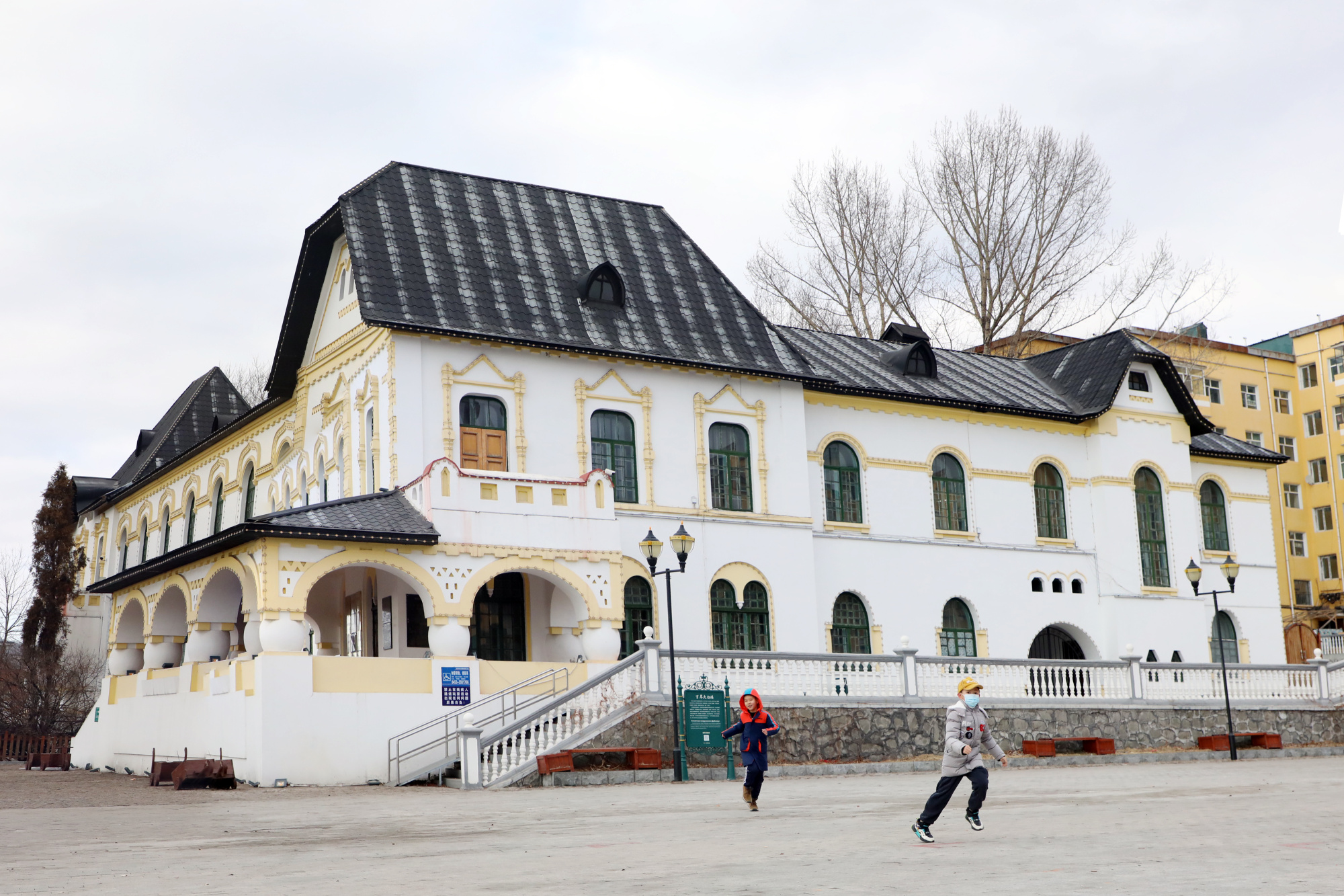 如今的“大白楼”成为绥芬河标志性建筑之一（央广网记者杨海全 摄）