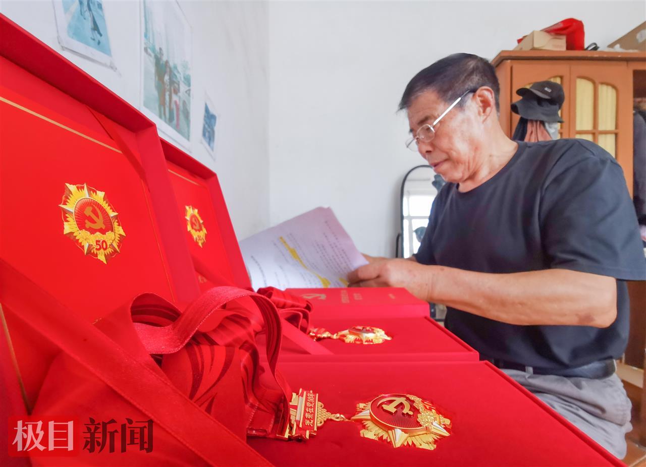 6月30日，夏循义在家中整理学习中央八项规定精神笔记（极目新闻记者 黄志刚 摄）.jpg