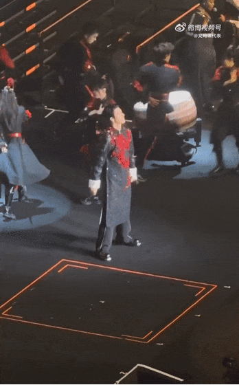王力宏演唱会一脚踏空，险些摔倒！粉丝“跪求”取消开场威亚表演环节
