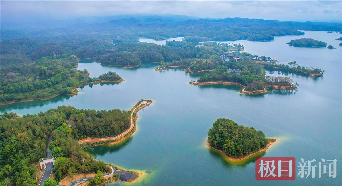 10月17日，随州市随县大洪水库云雾缭绕景色。 （极目新闻记者 黄志刚 摄）.jpg