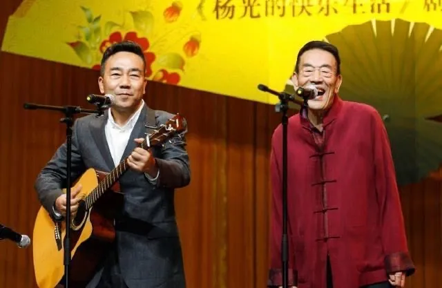 相声演员杨议回应父亲杨少华去世争议：老爷子喜欢出去遛，跑腿跑了一辈子，在家闷得慌