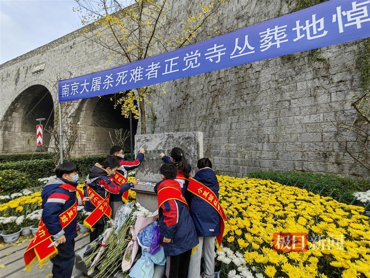 南京小学生们祭拜擦拭纪念碑.jpg