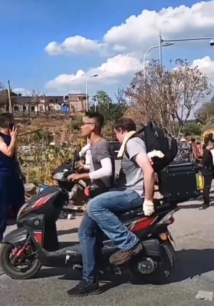 西南大学外教坐摩托上山支援救火（视频截图）
