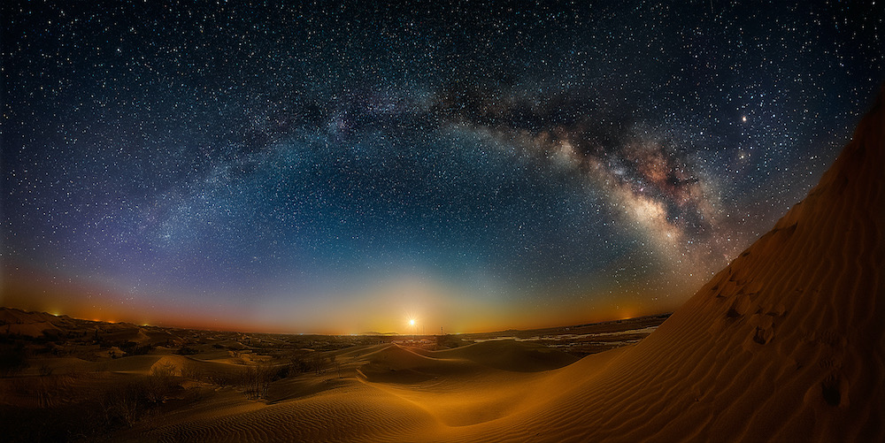 “血月的上升”，拍摄于内蒙古库布齐沙漠的银河拱月 于海童 图