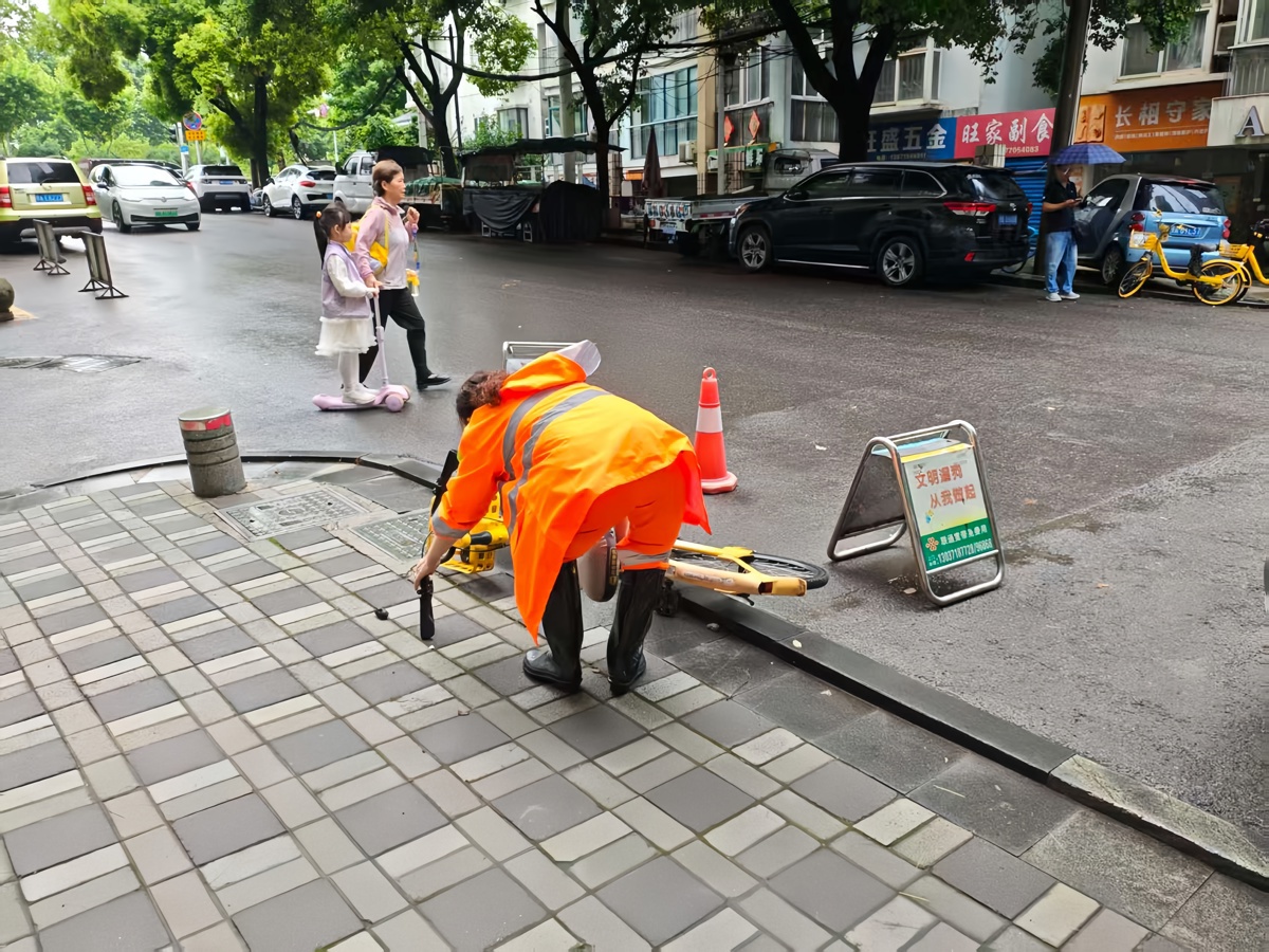 环卫人员扶起倒地单车.jpg