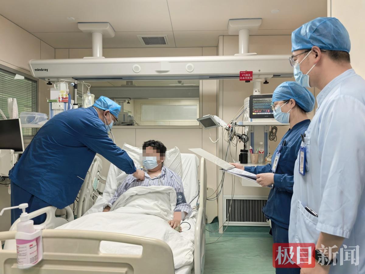 重症医学科专家团队查看患者恢复情况_副本.jpg