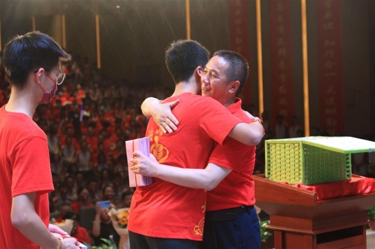 马为民校长拥抱学生