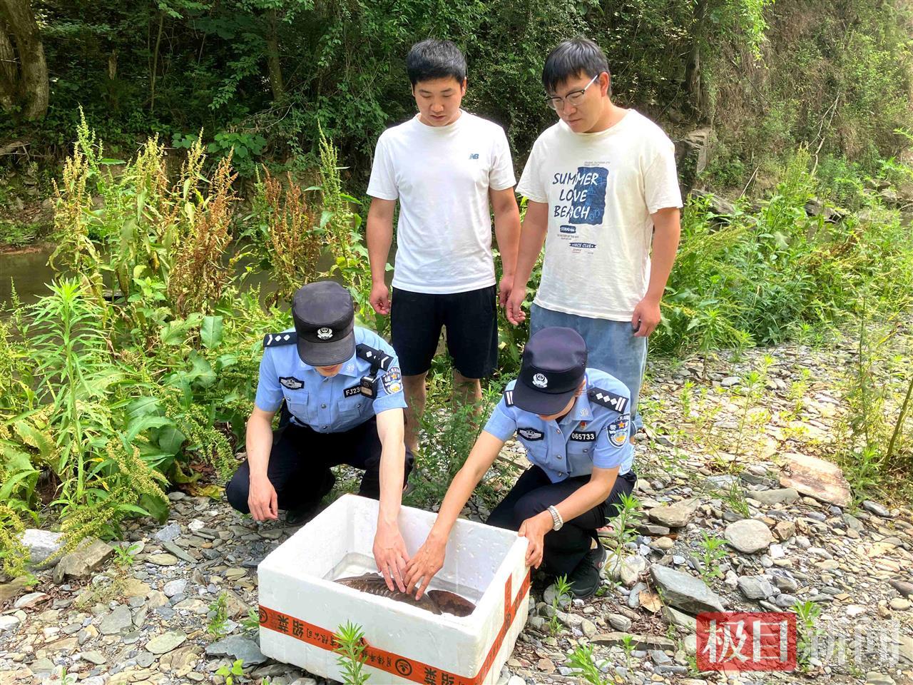 图1：热心市民将大鲵交给民警.JPG