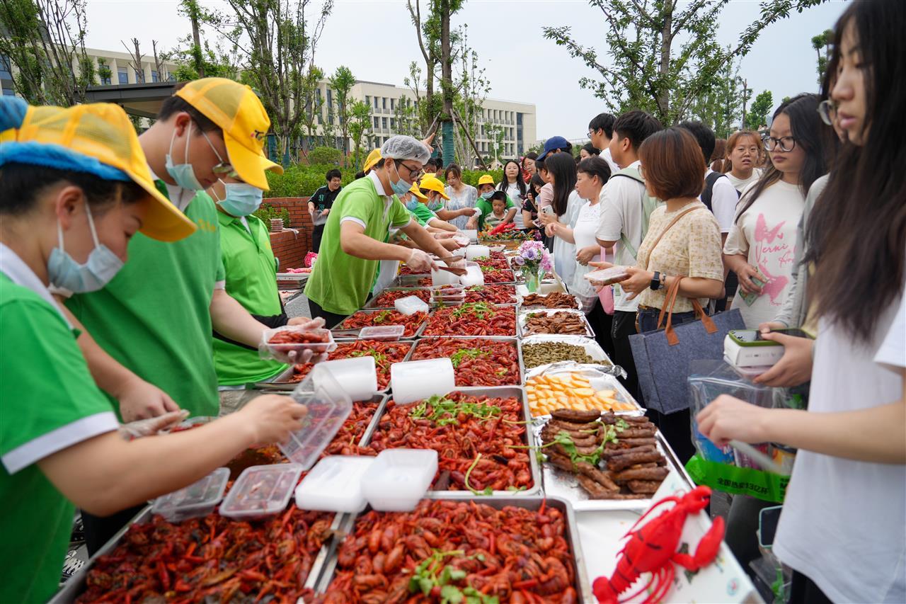 活动现场兑换小龙虾（摄影：甘湘婷）.jpg