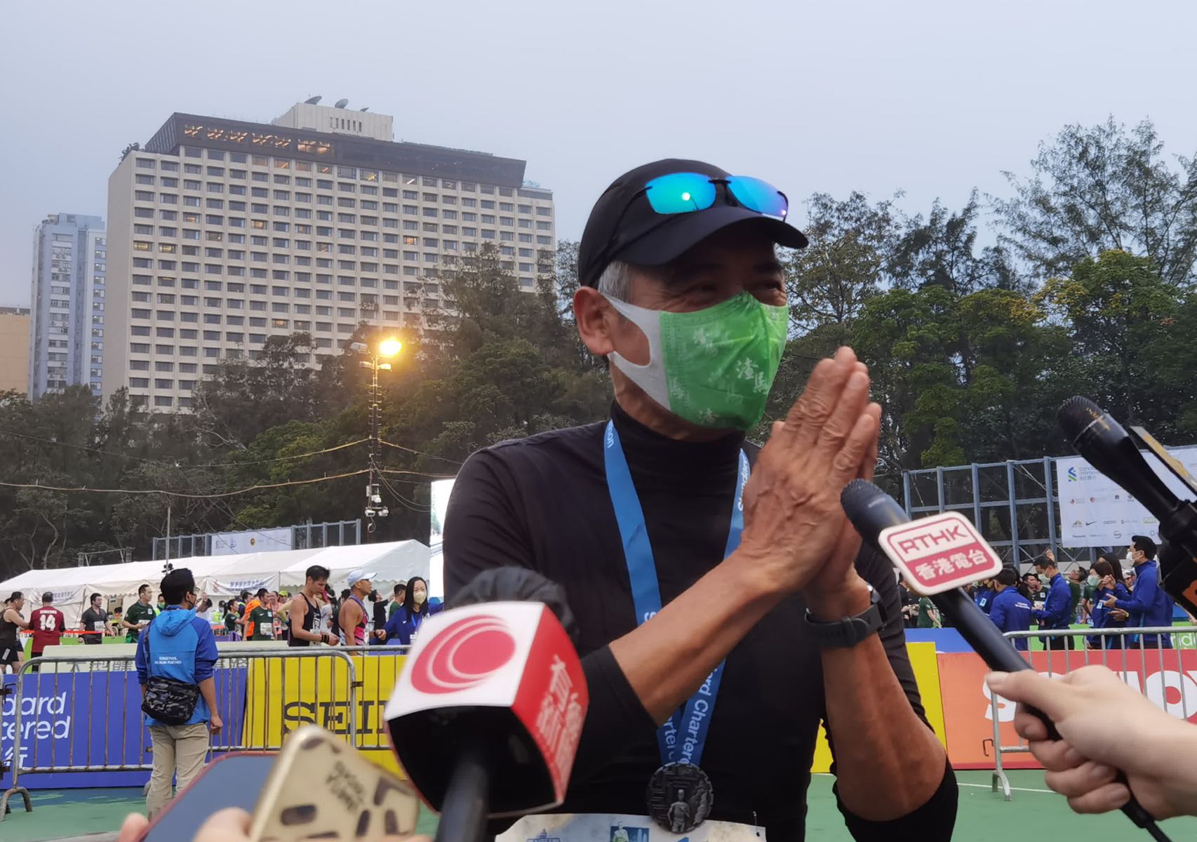 周润发完赛后接受采访 图源：“点新闻”