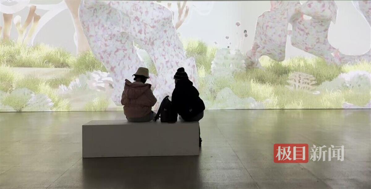 观展者坐在费俊的作品《生命花园》前1.jpg