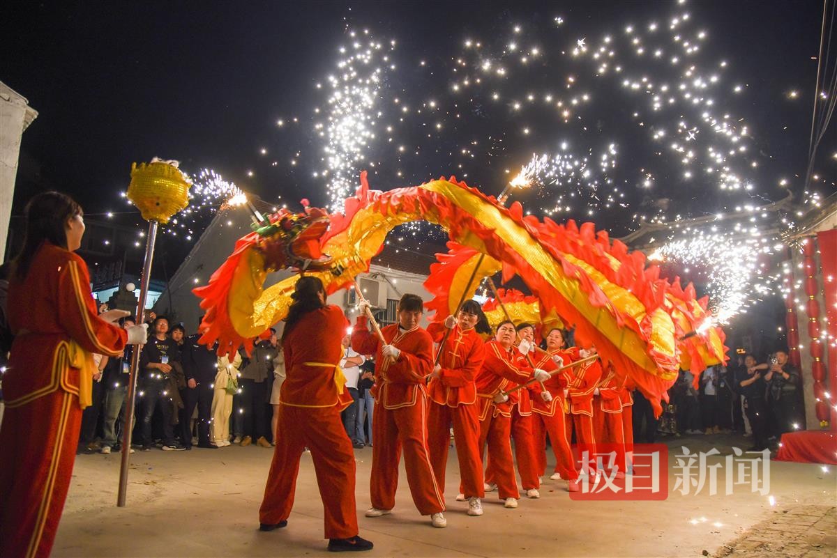3月29日，湖北省监利市启动2024年春季文化旅游季活动，程集古镇举行火龙舞狮表演（极目新闻记者 黄志刚 摄）.jpg