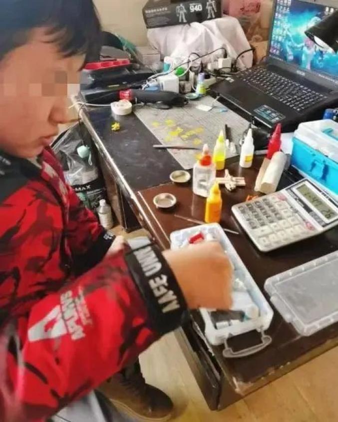 牛牛在办公室制作模型