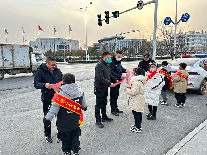 学生们向市民赠送福字（人民网 宋子节摄