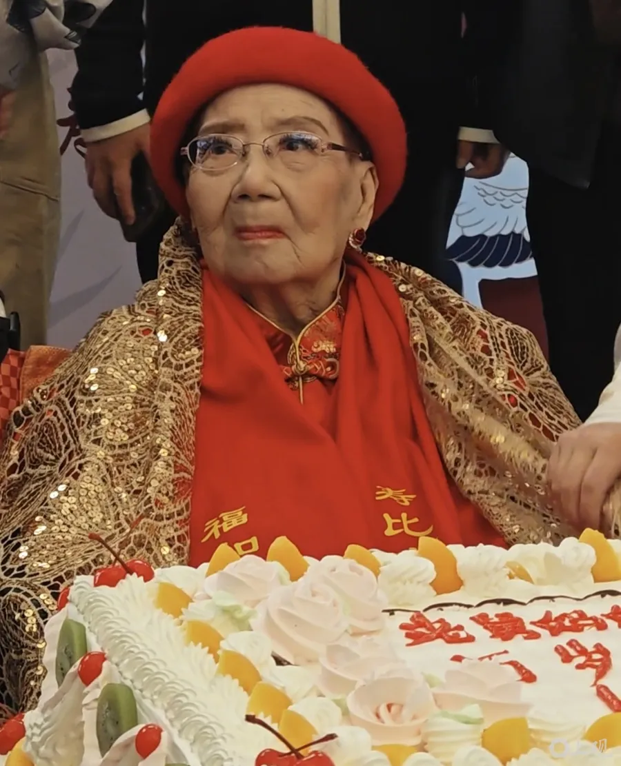 众星云集为她庆生！“童年记忆”即兴演唱，巅峰时期吃12只大闸蟹