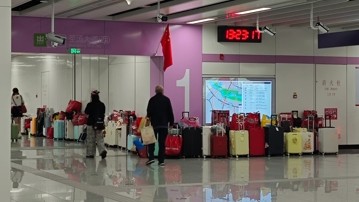 南京一地铁站通道两边放满行李，站点工作人员：乘客们晚上把行李都取走了，未接到丢失的情况