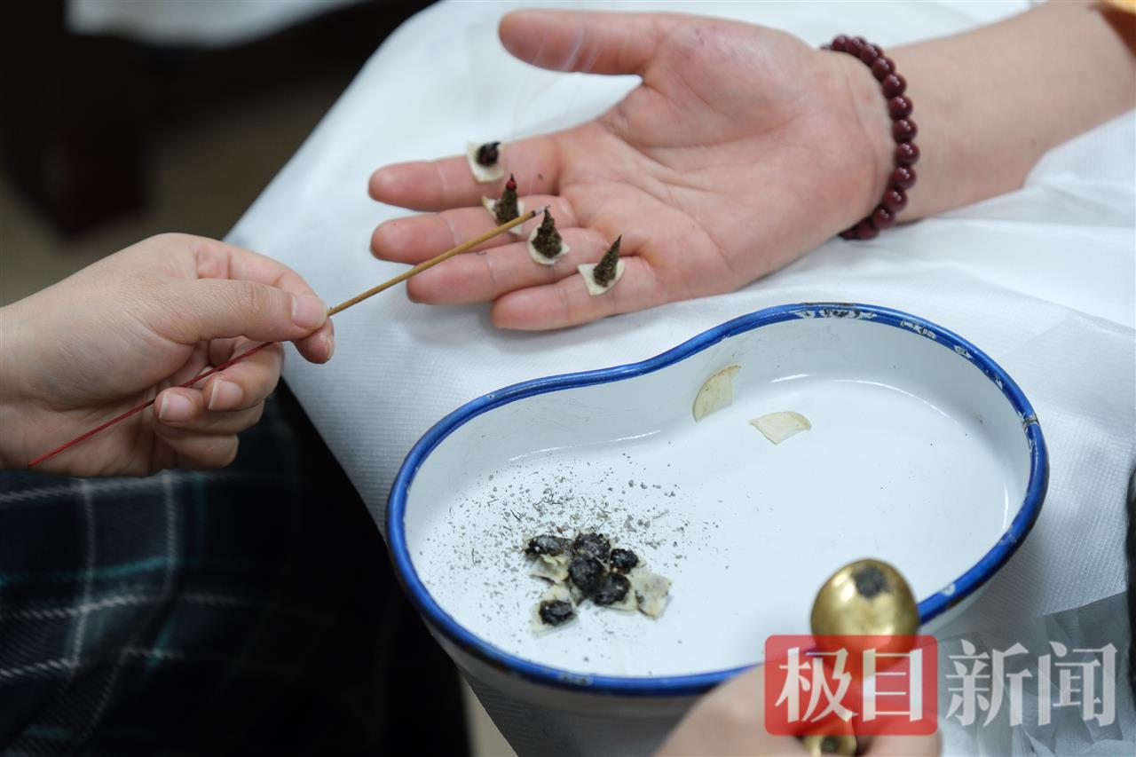 藏医才让当知武汉扎根26年，步行10公里为患者上门治疗中风标题建议，藏医武汉情，跨越千里为中风患者上门治疗