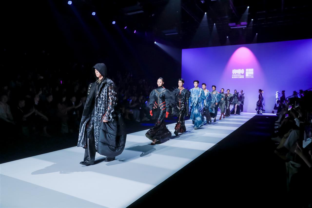 2 时尚设计学院2025届优秀毕业作品惊艳亮相中国国际大学生时装周。.jpg