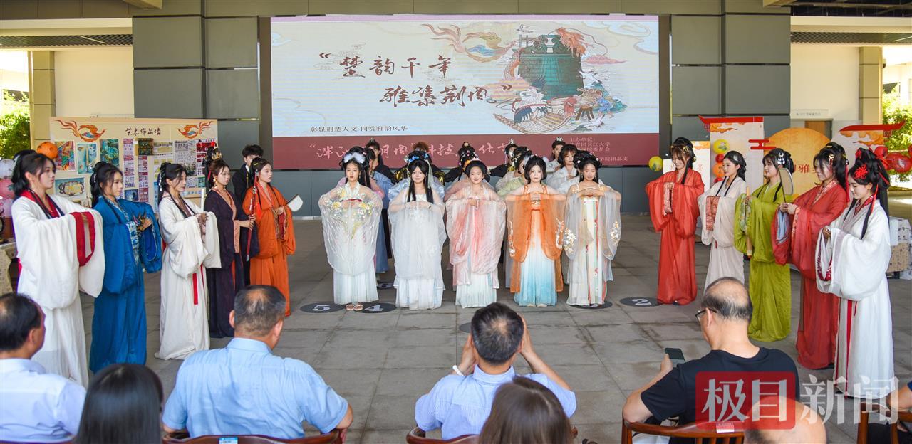 5月21日，长江大学文理学院建筑与设计学院的学生身着战国袍走秀，吸引观众瞩目（极目新闻记者 黄志刚 摄）.jpg