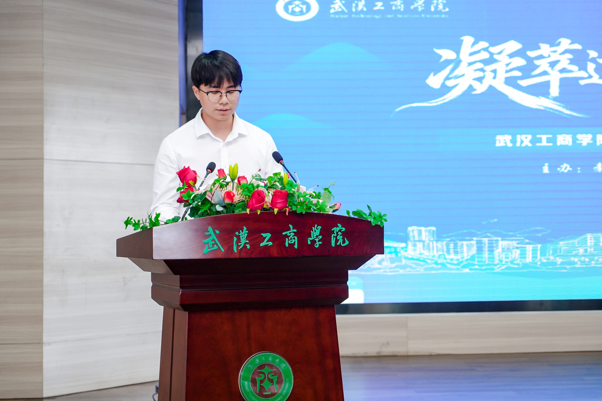 图为樊新宇作为优秀实习生分享职场成长故事.JPG