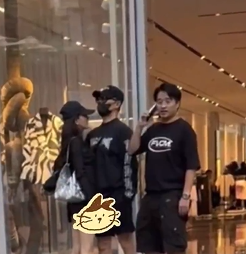 网友偶遇汪峰与女友森林北逛街：汪峰将女友搂在怀中，互动十分甜蜜