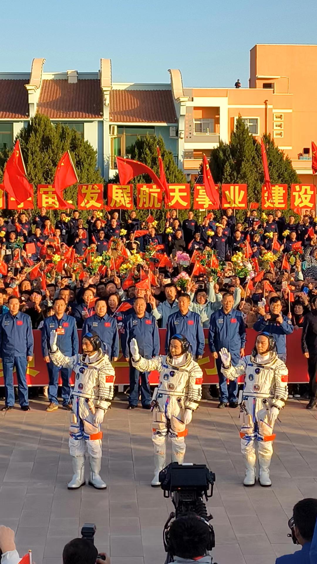 Shenzhou XVII Crew Ready For Lift Off | 极目新闻