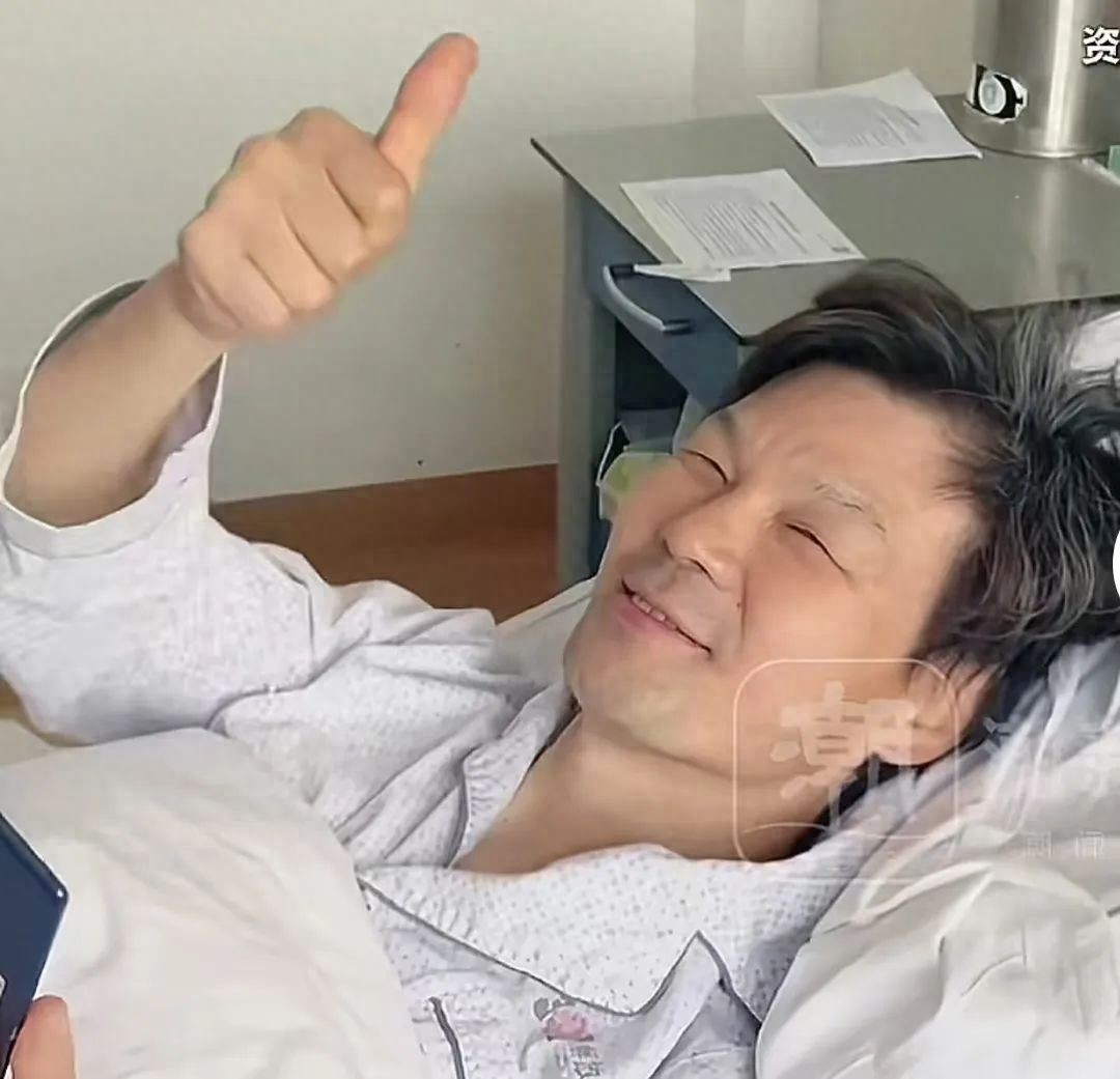 主持人李彬头顶白发面部浮肿，向观众问好引“回忆杀”！曾自曝患病